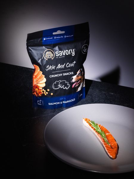 Хрусткі ласощі Savory для здоров'я шкіри та шерсті собак, лосось та чорнобривці, 200 г Savory_31355 фото