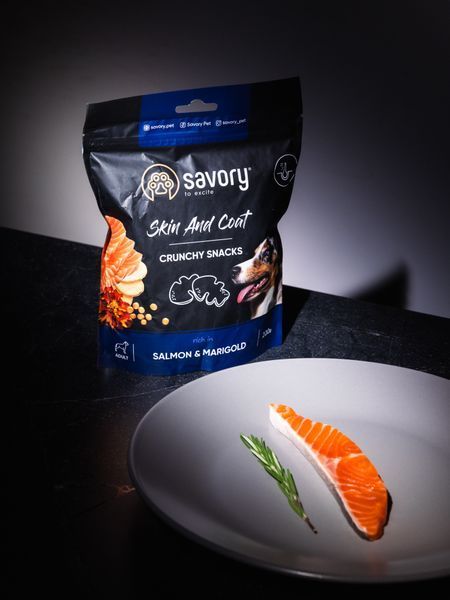Хрусткі ласощі Savory для здоров'я шкіри та шерсті собак, лосось та чорнобривці, 200 г Savory_31355 фото